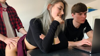 颜射绿帽男的骚女友封面