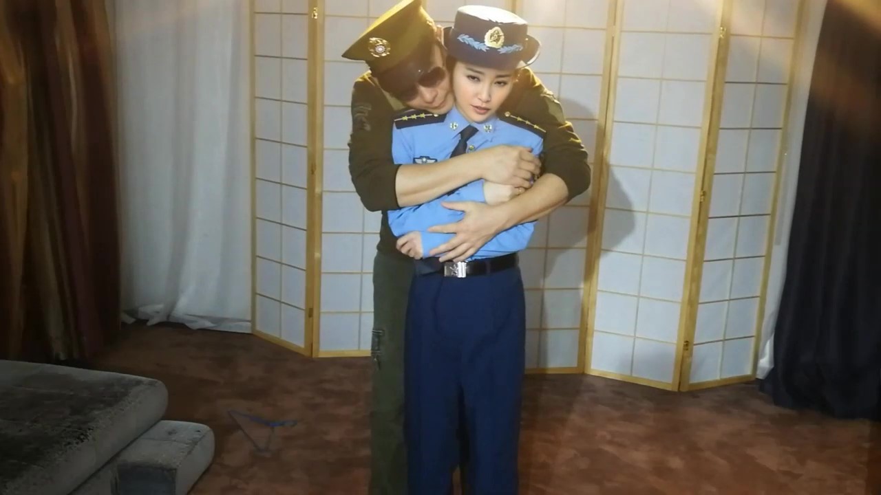 [AI换脸]李冰冰 空军女上尉被俘封面