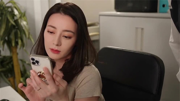 AI-迪丽热巴-热情奔放的女上司封面