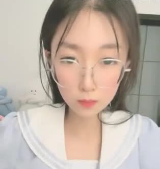 极品尤物女神大学生眼镜JK装乳夹抖臀摸穴随着音乐摆臀妹妹好想被操极度诱惑封面