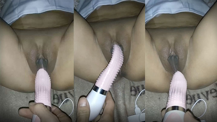 刺刺的阳具震动女友的逼.封面
