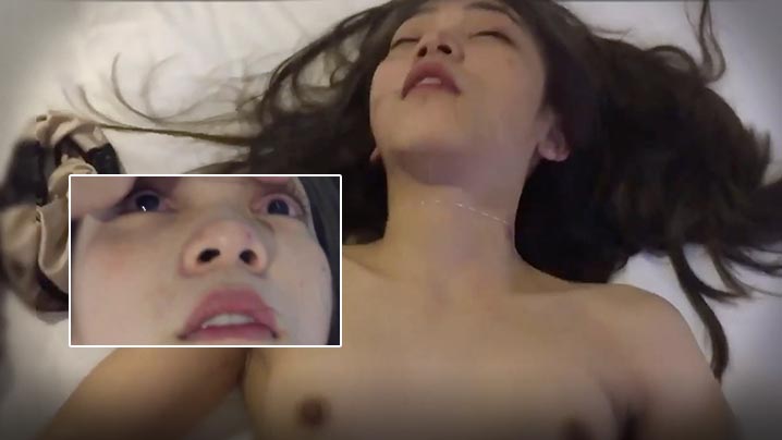 极品网红女神颜值网红美女生日吃饭被迷奸手里拿着玫瑰.完全死猪状态被多人玩弄封面