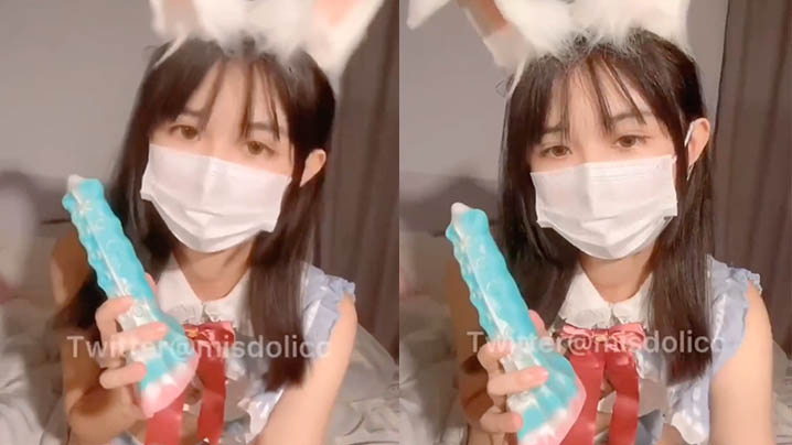 可爱妹子穿着cosplay装在房里骑着阳具肉棒不停.的抽插哦封面