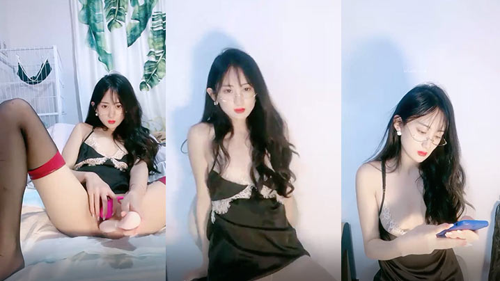 美到爆炸10级甜美小姐姐丝足美腿女神难得下海居然还喷水带上眼镜简直了像家庭教师系列女主封面