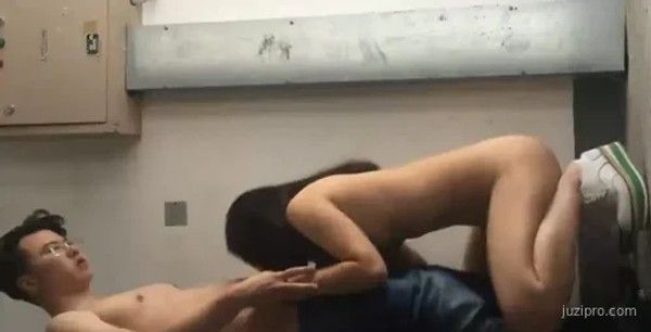 大庆哥厂楼道事件涉及银行职员封面